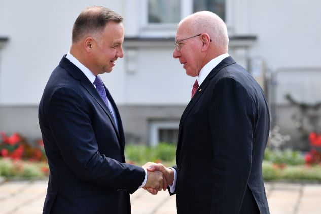 Prezydent Andrzej Duda (L) i gubernator generalny Australii David Hurley (P) podczas powitania przed spotkaniem w Belwederze w Warszawie (fot. PAP/Radek Pietruszka)