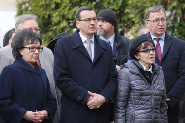 Premier Mateusz Morawiecki 2l Marszalek Sejmu Elzbieta Witek L Prezes Instytutu Pamieci Narodowej Jaroslaw Szarek P Oraz Dzialaczka Spoleczna Corka Witolda Pileckiego Zofia Pilecka Optulowicz 2p Podczas Uroczystego Odsloniecia Tablicy
