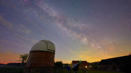 Na nocnym niebie nawet nieuzbrojonym okiem każdej nocy możemy dostrzec setki satelitów i kosmicznych śmieci. Fot. Obserwatorium Astronomiczne w Truszczyanch 