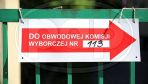 Znak wskazujący drogę do obwodowej komisji wyborczej (fot. arch. PAP/Leszek Szymański)