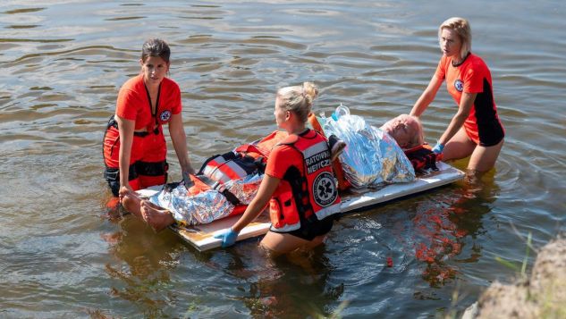 A kolejny dyżur też nie będzie dla Strzeleckiej łatwy! Tym razem Martyna trafi do zespołu doktor Reiter – razem z Britney – i odpowie z koleżankami na wezwanie do mężczyzny, pod którym załamał się pomost nad rzeką. A gdy wniesienie pacjenta na stromy brzeg okaże się zbyt trudne, dziewczyny postanowią rannego "spławić" - ku uciesze „kibiców” z suchego lądu. - Takie pogotowie, to ja rozumiem…