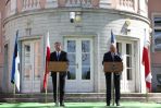 Prezydent RP Andrzej Duda (L) oraz prezydent Estonii Alar Karis (P) podczas konferencji prasowej przed Pałacem Kadriorg w Tallinie (fot. PAP/Leszek Szymański)