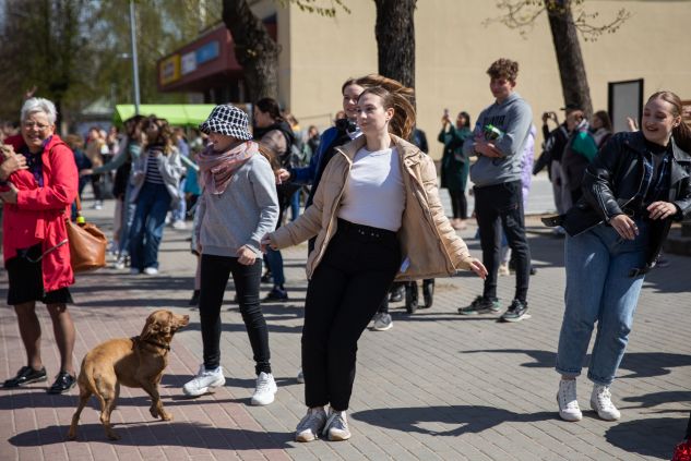 Z okazji Międzynarodowego Dnia Tańca w Niemenczynie odbył się FlashMob, fot. TVP Wilno/Eva Przychodska