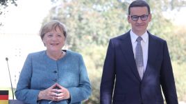 Premier Mateusz Morawiecki (P) oraz kanclerz Republiki Federalnej Niemiec Angela Merkel (L)  (fot. arch. PAP/Wojciechh Olkuśnik)