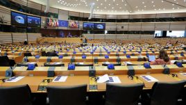 Eurodeputowani uznali, że białoruski reżim jest współodpowiedzialny za agresję (fot. PAP/EPA/OLIVIER HOSLET)