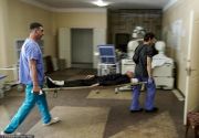 Медицинские работники несут человека на носилках в больнице в Мариуполе, Украина. 3 июня 2022 года. Фото: AFP / East News