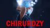 Plakat do serialu 'Chirurdzy', który można oglądać w TVP VOD. Widać na nią kobietę chirurg w masce i granatowym stroju, która przygotowuje się do przeprowadzenia operacji. Bohaterka stoi bokiem. Na środku widać czerwone logo 'Chirurdzy'.