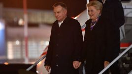 Prezydent Andrzej Duda (L) oraz pierwsza dama Agata Kornhauser-Duda (P) wychodzą z samolotu na lotnisku w Wilnie (fot. PAP/Radek Pietruszka)