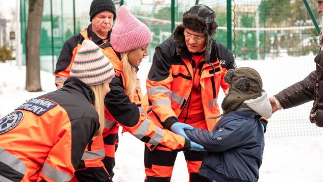 W finale zapraszamy za to na spotkanie z prawdziwym bohaterem, czyli... Zdzisiem! W odcinku 542 senior trafi razem z kolegami na snajpera – szaleńca, który zacznie strzelać do dzieci na placu zabaw.