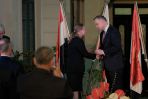 Prezydent Andrzej Duda (P) oraz odznaczona Anna Wodzińska (L) podczas spotkania z przedstawicielami Polonii w ambasadzie RP w Kairze (fot. PAP/Mateusz Marek)