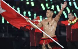 Pita Taufatofua z Tonga podczas ceremonii otwarcia (fot. PAP/EPA/FILIP SINGER)