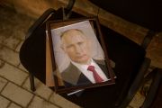Портрет Владимира Путина в центре предварительного заключения, который, по словам украинцев, использовался российскими военнослужащими для заключения и пыток. Херсон, Украина. 15 ноября 2022 года. Фото: Валентин Огиренко / Reuters / Forum