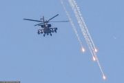 Израильский военный вертолет AH-64 A наносит авиаудары по Газе, пролетая над Ашкелоном на юге Израиля. 6 августа 2022 года. Фото: Jack Guez / AFP