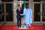 Prezydent  Andrzej Duda (L) i prezydent Federalnej Republiki Nigerii Muhammadu Buhari (P) podczas powitania na dziedzińcu Pałacu Prezydenckiego w Abudży (fot. PAP/Leszek Szymański)