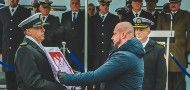 Banderę i proporzec Marynarki Wojennej przekazał szef BBN Jacek Siewiera (fot. KPRP)