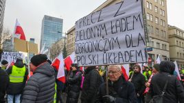 A protestor holds a banner that says: “Down with the Green Deal, a criminal deal for Poland". Photo: PAP/Piotr Nowak