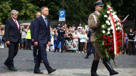 Prezydent RP Andrzej Duda (2L) i szef BBN Paweł Soloch (L) podczas uroczystości złożenia kwiatów pod pomnikiem Marszałka Józefa Piłsudskiego (fot. PAP/Leszek Szymański)