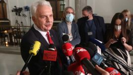 Wiceminister zdrowia Waldemar Kraska (L) podczas briefingu prasowego w Sejmie (fot. PAP/Tomasz Gzell)