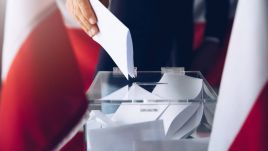 Wg. prezesa PSL najbardziej korzystny start opozycji w najbliższych wyborach będzie nie w ramach jednej listy, ale w ramach dwóch bloków (fot. Shutterstock/Daniel Jedzura)