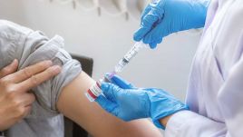 Zgodnie z opublikowanymi w środę danymi dzienna liczba szczepień wyniosła 36 800 (fot. Shutterstock/PIC SNIPE)
