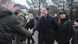 Secretary General Mark Rutte (C) and Latvian President Edgars Rinkevics (2-R) during an inspection of military equipment after watching a demostration of the 'Resolute Warrior' military exercise. Photo: PAP/EPA/VALDA KALNINA