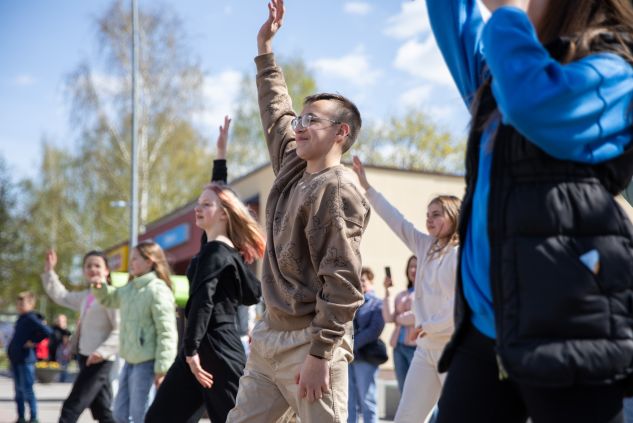 Z okazji Międzynarodowego Dnia Tańca w Niemenczynie odbył się FlashMob, fot. TVP Wilno/Eva Przychodska