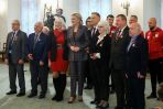 Prezydent RP Andrzej Duda (4L) i pierwsza dama Agata Kornhauser-Duda (5P) podczas wręczenia odznaczeń państwowych (fot. PAP/Rafał Guz)