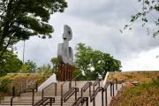 The emblem of the Warsaw Uprising, the Kotwica, has occupied the peak of the mound since 1994. Photo: PAP/Andrzej Lange 