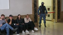 An armed guard stands next to a group of journalists in the court during hearing a case against the Wall Street Journal (WSJ) correspondent Evan Gershkovich in Yekaterinburg's Sverdlovsk Regional Court  Photo: EPA/STRINGER Dostawca: PAP/EPA.