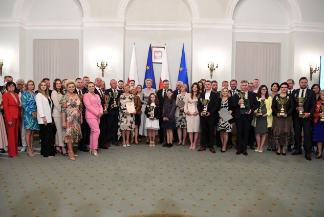 Prezydent Andrzej Duda (centrum-P) oraz pierwsza dama Agata Kornhauser-Duda (centrum-L) pozują do pamiątkowego zdjęcia z nagrodzonymi podczas uroczystej Gali AgroLigi 2021 (for. PAP/Andrzej Lange)