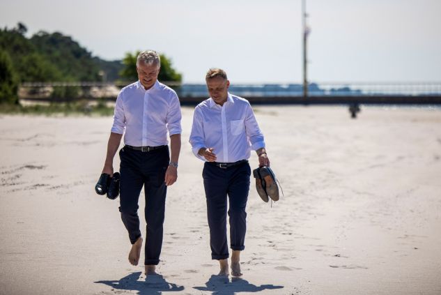 Prezydent Andrzej Duda (P) i prezydent Litwy Gitanas Nauseda (L) podczas spaceru w Juracie  (fot. PAP/Jakub Szymczuk/KPRP)