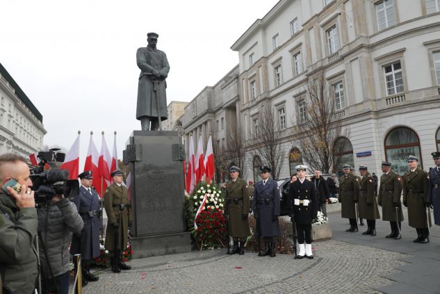 Złożenie  wieńców przed pomnikiem  Marszałka Józefa Piłsudskiego na pl. Piłsudskiego w Warszawie (fot. PAP/Albert Zawada)