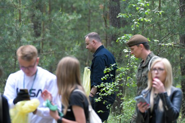 Prezydent Andrzej Duda (C) sprząta las w ramach akcji „sprzątaMY”, na terenie Nadleśnictwa Skierniewice (fot. PAP/Grzegorz Michałowski)