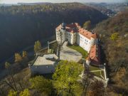 Pieskowa Skała is one of the best-preserved Renaissance castles in Poland. Photo via pieskowaskala.eu  