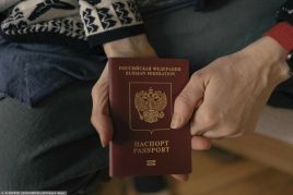 Гражданка РФ показывает свой паспорт для фото в общежитии Белграда. Сербия стала убежищем для многих россиян, уехавших из России после начала войны с Украиной. Снимок носит иллюстративный характер. Март 2022 года. Фото: Vladimir Zivojinovic / AFP / East News