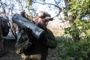 Украинский солдат с гильзой разрывного артиллерийского заряда на своей боевой позиции в направлении Часова Яра, Украина, 12 мая 2024 года (Фото: AA/ABACA / Abaca Press / Forum)