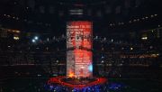 Lista nazwisk ofiar ataków 9/11 podczas występu U2 w przerwie Super Bowl XXXVI. Fot. M. Caulfield/WireImage/Getty Images