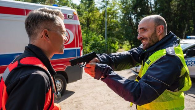 Doktor Góra pacjenta jednak osłoni, ratując tym nie tylko pechowego kierowcę. - On nie zasługuje, żeby żyć!(…) Odsuń się! - Nie możesz go zabić! Pójdzie siedzieć na wiele lat... Może coś do niego dotrze! Następnego dnia – w odcinku numer 419 – szczęście lekarza za to opuści…