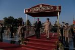 Prezydent Andrzej Duda (C) podczas uroczystości złożenia wieńca przed Grobem Nieznanego Żołnierza w Kairze (fot. PAP/Mateusz Marek)