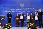 Prezydent RP Andrzej Duda (L) z przedstawicielami instytucji, wyróżnionych Nagrodami Prezydenta RP „Dla Dobra Wspólnego”  (fot. PAP/Leszek Szymański)