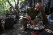 Украинский военнослужащий готовит еду на позиции на линии фронта в районе Бахмута. Украина, 19 сентября 2023 года. Фото: Reuters / Forum