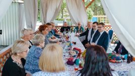 Spotkanie premiera z seniorami w Kocmyrzowie (fot. Twitter/@PremierRP)
