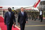 Prezydent Andrzej Duda i prezydent Republiki Senegalu Macky Sall podczas oficjalnego powitania w Dakarze (fot. PAP/Leszek Szymański)