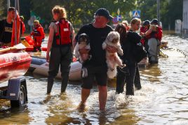 Residents are being evacuated by emergency workers after Nysa Klodzka River flooded town of Lewin Brzeski in southwestern Poland. Photo: Beata Zawrzel/NurPhoto via Getty Images