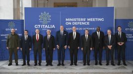 Defense ministers of G7 nations, along with Ukrainian Defense Minister Rustem Umerov (1-L) and NATO Secretary General Mark Rutte (1-R), pose for a group photo. Photo: PAP/EPA/CIRO FUSCO