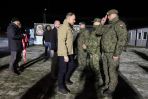 Prezydent Andrzej Duda (4P) odwiedził żołnierzy w obozowisku wojskowym w miejscowości Nowa Łuka przy granicy polsko-białoruskiej (fot. PAP/Artur Reszko)