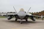 . Samolot F-22 Raptor w 32. Bazie Lotnictwa Taktycznego w Łasku (fot. PAP/Roman Zawistowski)