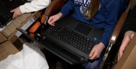 Uczniowie z kolejnej gminy na Podkarpaciu dostali komputery i laptopy