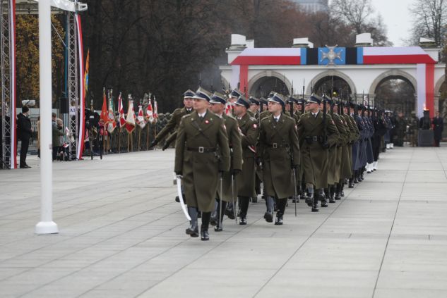 Uroczysta odprawa wart przed Grobem Nieznanego Żołnierza na pl. Piłsudskiego w Warszawie (fot. PAP/Albert Zawada)