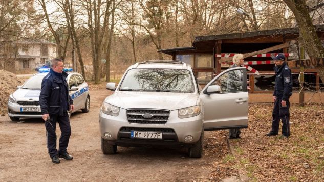 Policjanci uznają w końcu, że Anna mogła mieć omamy - ze zmęczenia po dwóch dyżurach z rzędu. - Zatrzymuje panią pobita, zakrwawiona dziewczyna... Pani z nią zjeżdża z drogi i potem… zasypia? Pani doktor... nie spożywała pani alkoholu? - Pan żartuje?! Wracam po dwóch dniach w pracy bez przerwy! Mogę dmuchać, proszę bardzo! - Proszę się nie denerwować, też wiemy, jak to jest pracować bez snu... - Wiem, co widziałam!